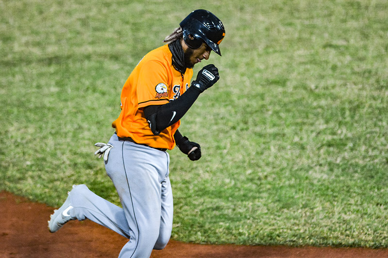 Águilas del Zulia conquistan primer triunfo, a expensas de Tiburones de La Guaira, 3-2, en el Estadio Universitario, de la capital de la república