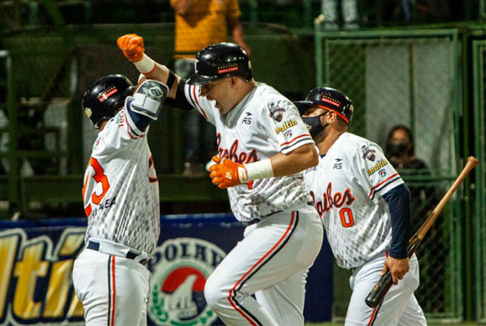 Caribes de Anzoátegui vienen de atrás, y remontan para vencer a los Leones, 8-7, en Caracas