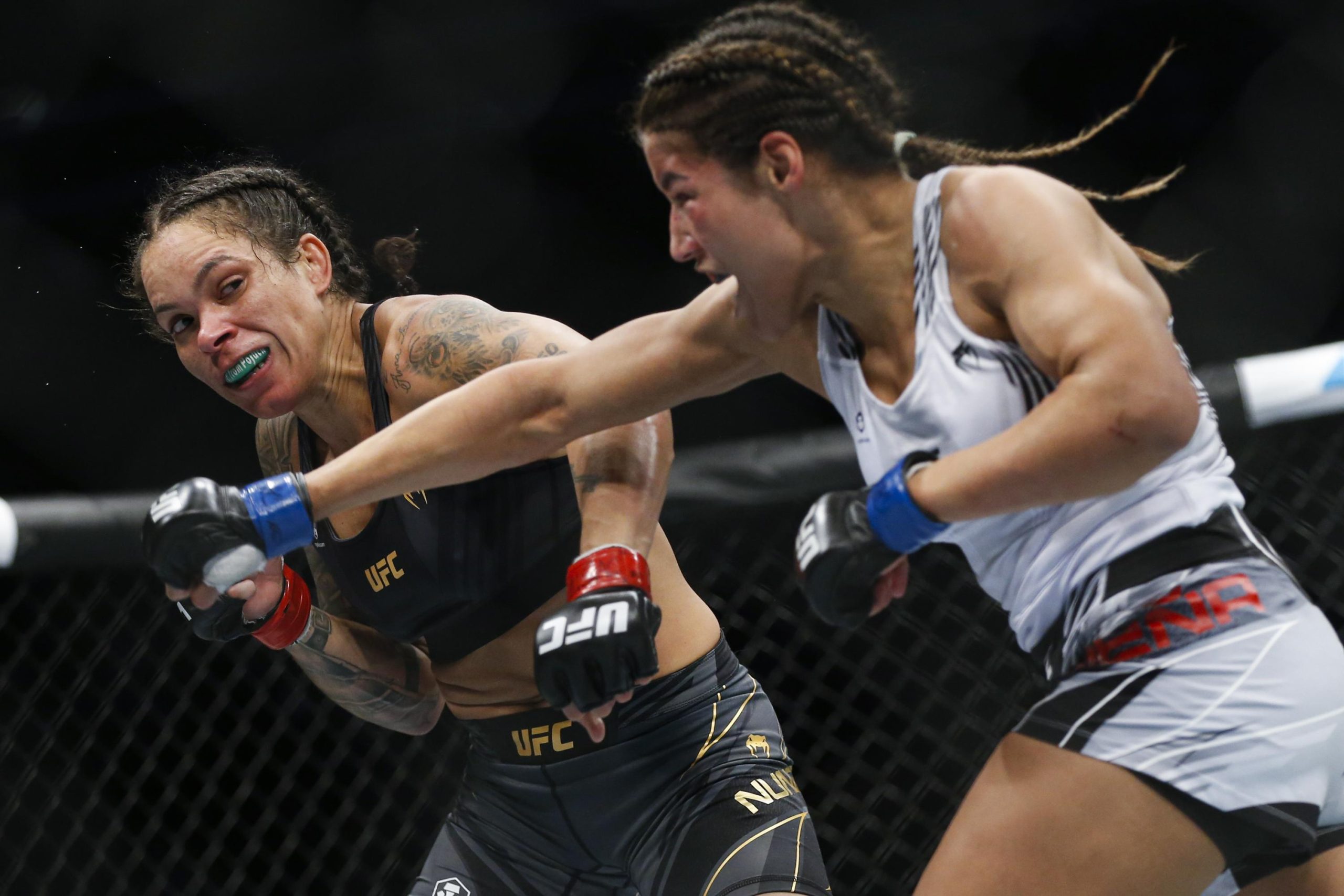 Venezolana Julianna Peña se titula campeona en el peso gallo femenino de la UFC