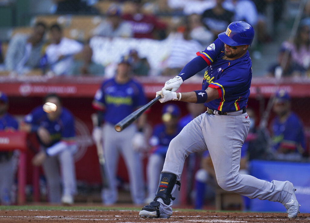 En festival de batazos, y con conato de tángana y todo, Magallanes se lleva el primero frente al Caracas, 10 carreras por 7, en Valencia