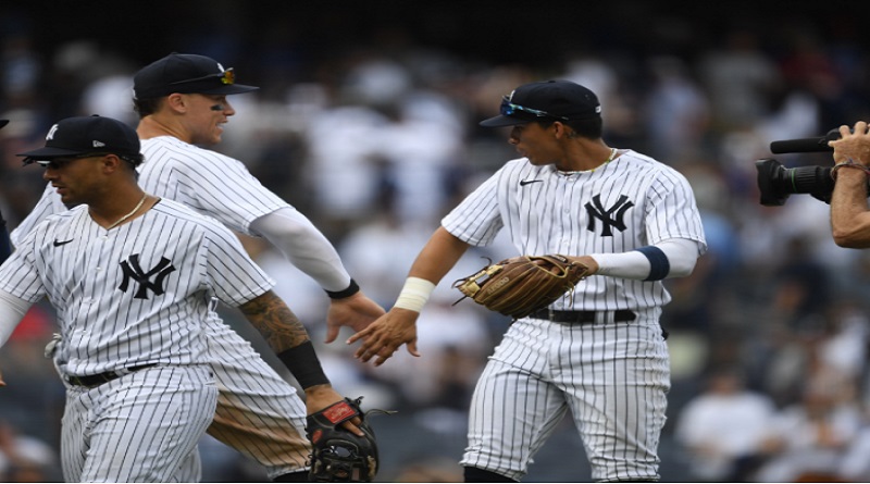 En el primero de su serie divisional, Yanquis remontan en tres oportunidades, para vencer a Reales de Kansas City, 6-5.