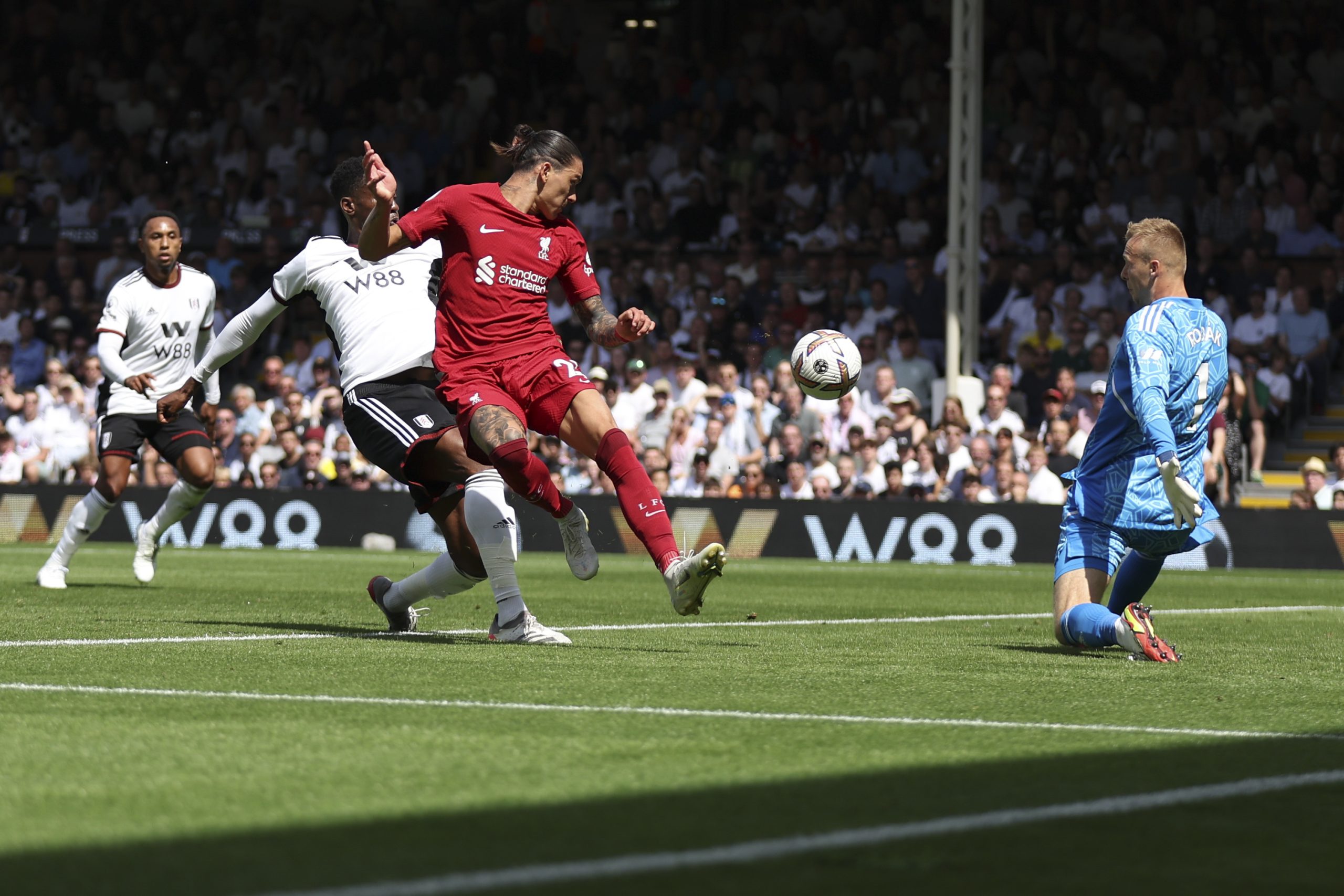 Liverpool reasume la punta de la Liga Premier inglesa, al batir, 2-1, al Chelsea