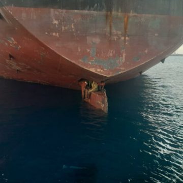 Tres hombres sobreviven 11 días de viaje hasta España sobre el timón de un barco