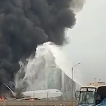 Accidente en el aeropuerto de Lima: dos muertos al impactar un avión de Latam contra un camión de bomberos
