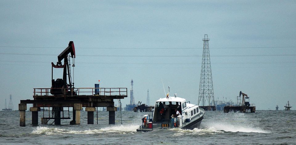 Exportaciones de petróleo venezolano fluyen con documentos falsos y barcos vinculados a Irán