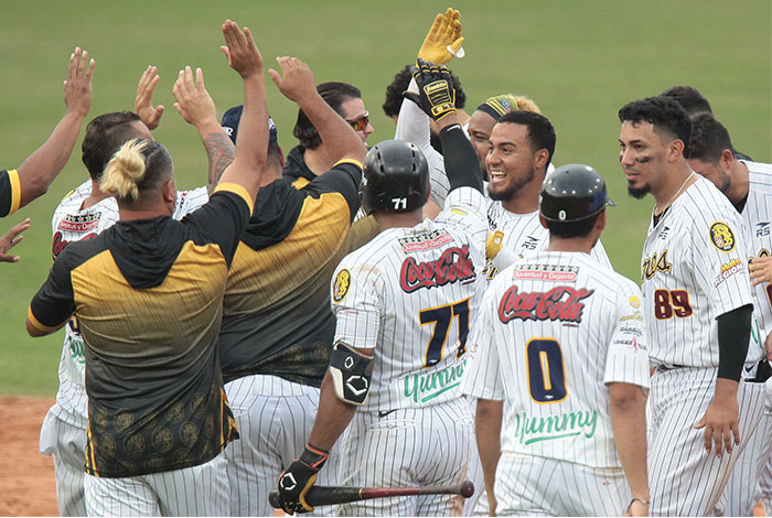 Leones del Caracas aplican felpa a Bravos de Margarita, 10 carreras por 0