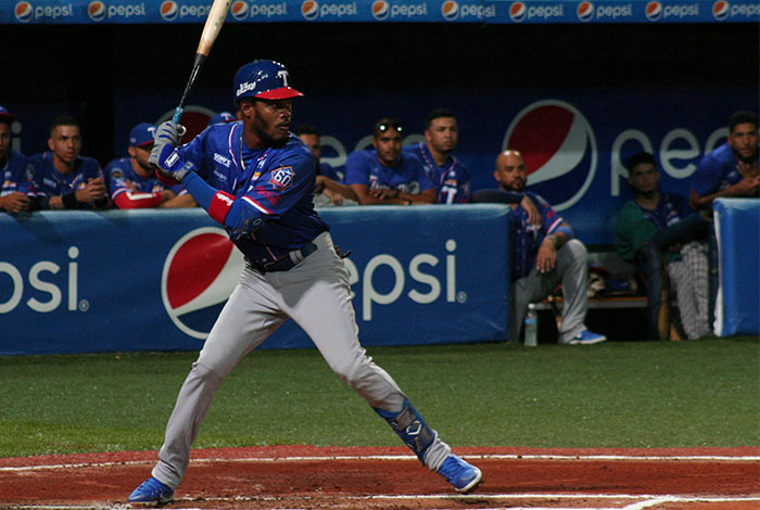 Béisbol profesional: Tiburones devuelven la medicina a Navegantes, y los vencen, 3 carreras por 1