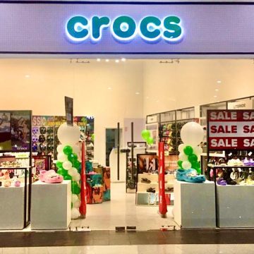 Crocs se reinventa con la reapertura de su tienda en Mall del Río