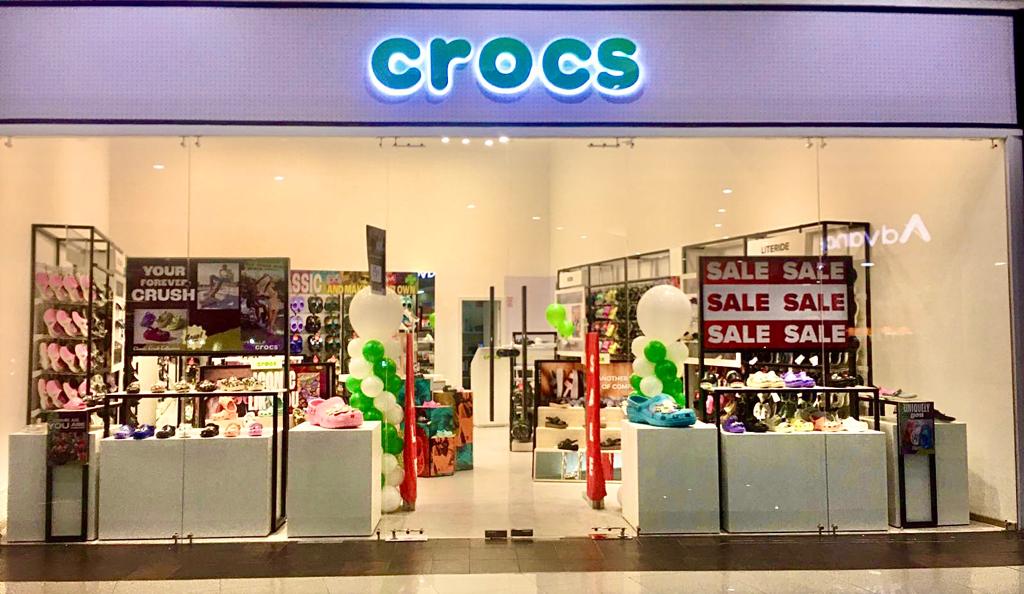 Crocs se reinventa con la reapertura de su tienda en Mall del Río