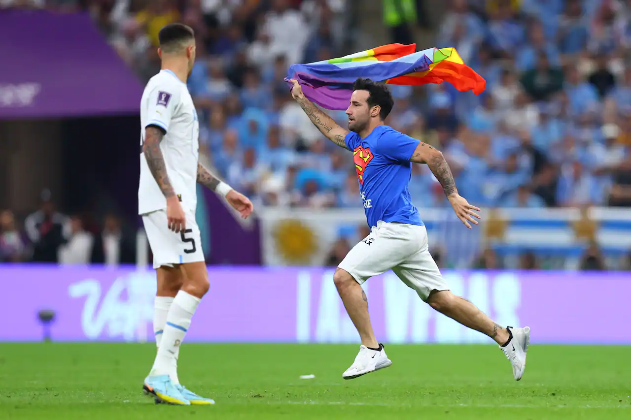 Manifestante con bandera arcoíris interrumpe el juego entre Uruguay y Portugal