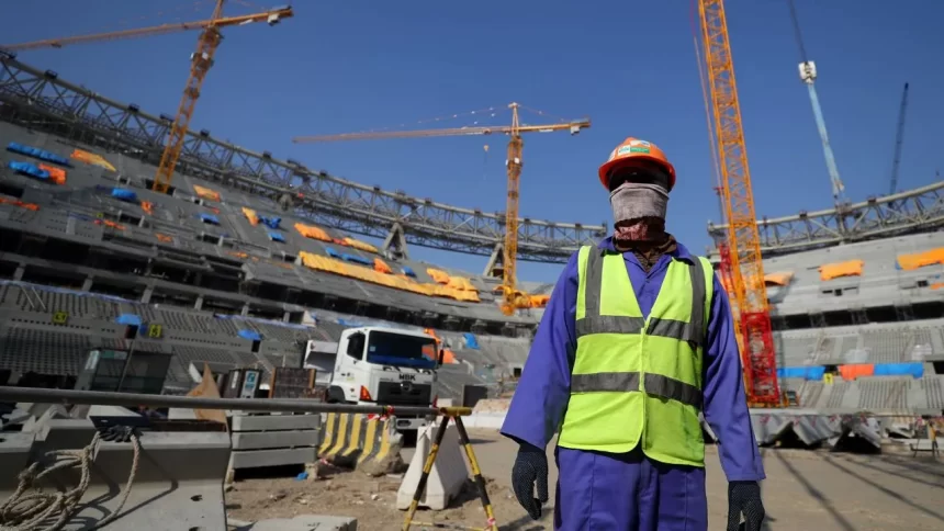 Trabajadores de Qatar se quejan públicamente