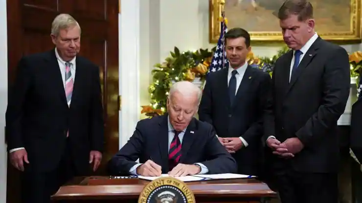 Biden firma un proyecto de ley que frena la huelga de trabajadores ferroviarios