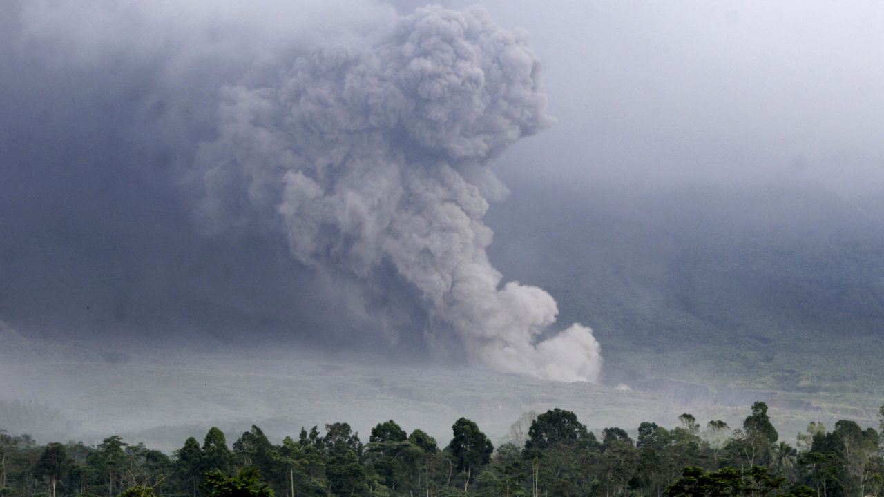 Miles de evacuados tras la erupción del monte Semeru en Indonesia