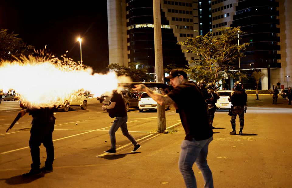 Simpatizantes de Bolsonaro atacan sede de la policía en Brasil