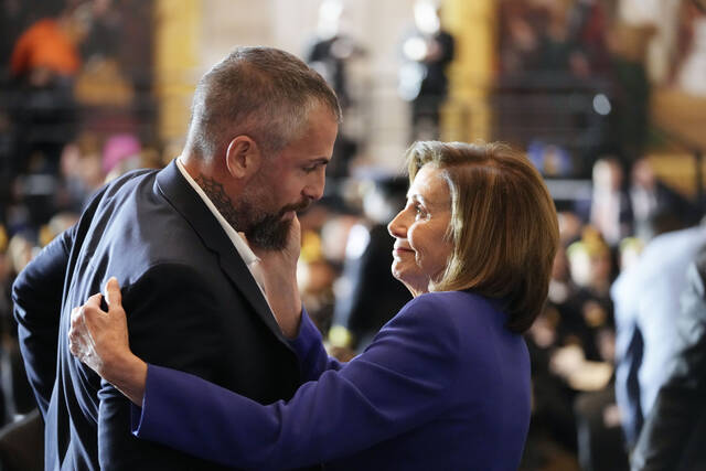 Homenaje a los héroes del 6 de enero por defender el Capitolio de la turba de Trump