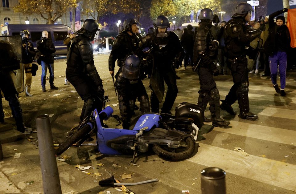 Fanáticos de Marruecos y Francia chocan contra la policía en París tras las victorias en el Mundial