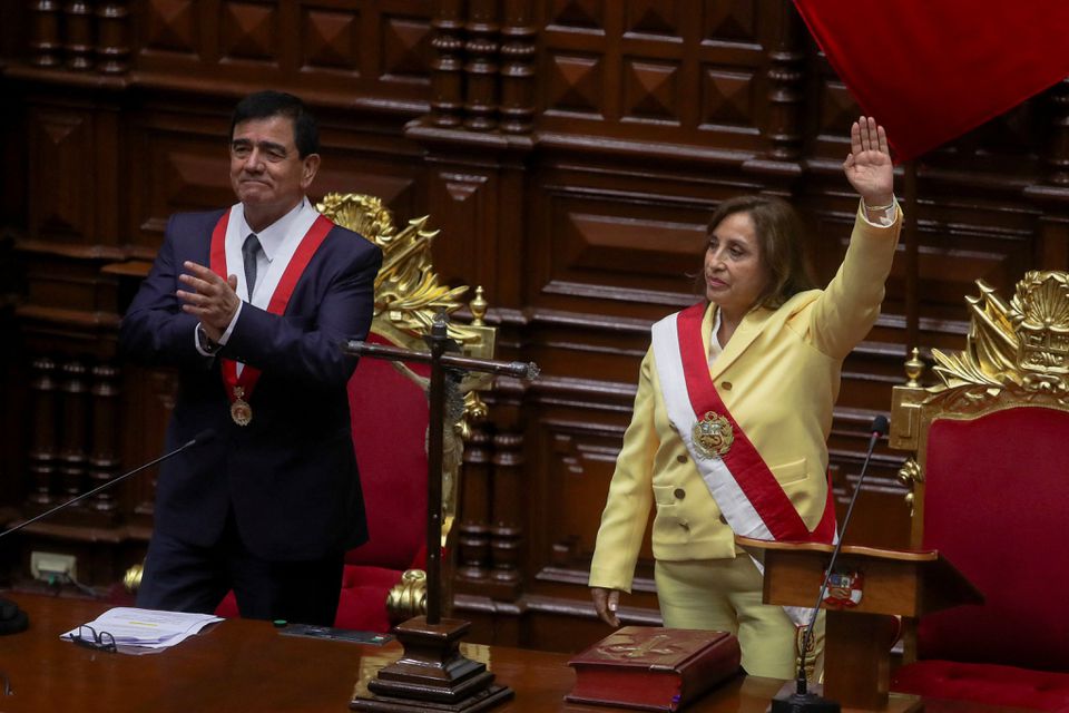 Nueva presidenta de Perú tomó posesión y su predecesor Castillo fue detenido