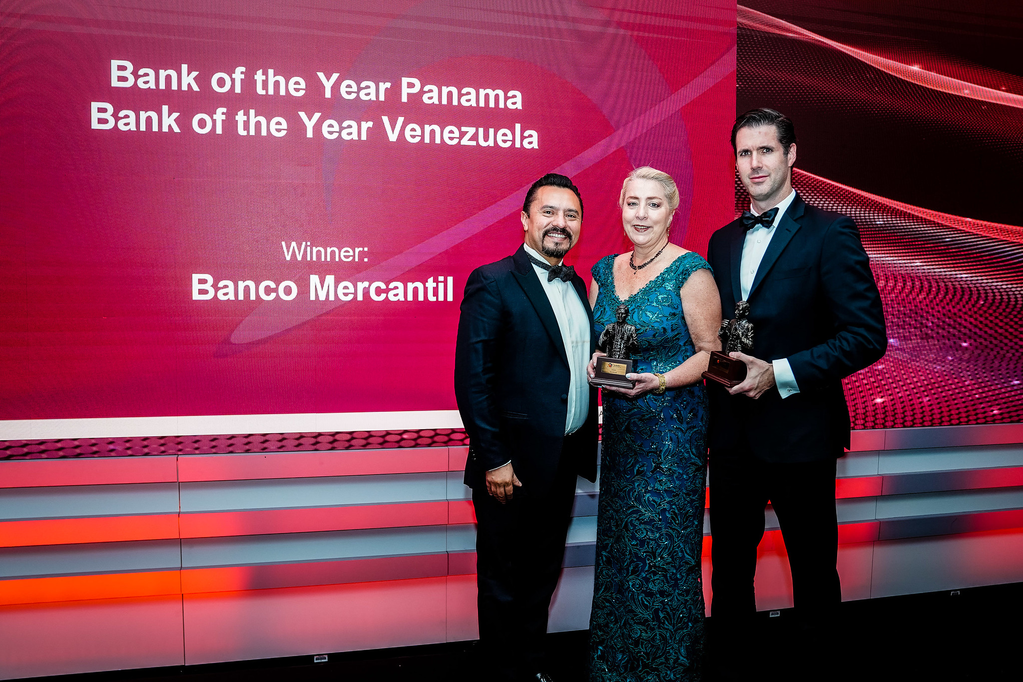 Mercantil Panamá recibe premio “Banco del año 2022”