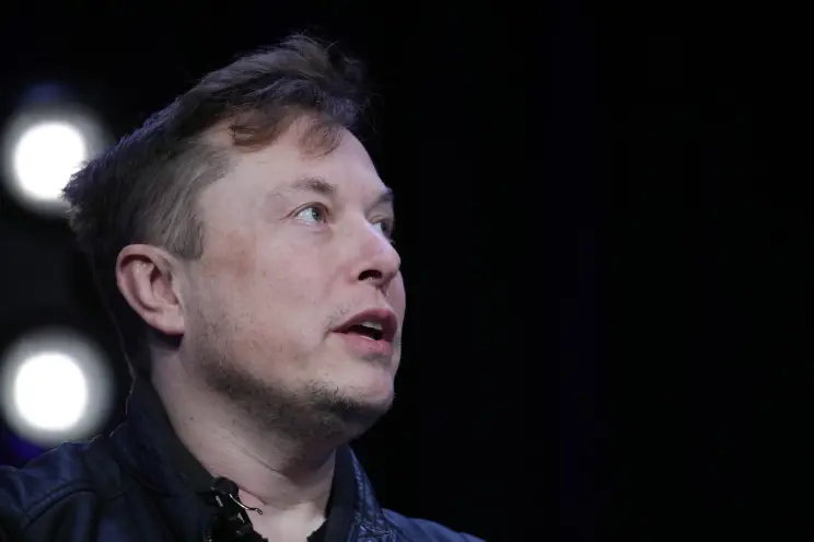 Chip cerebral de Elon Musk será probado en humanos en 6 meses