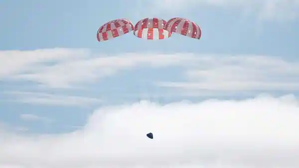 La cápsula Orión de la NASA regresa a la Tierra tras un viaje lunar récord