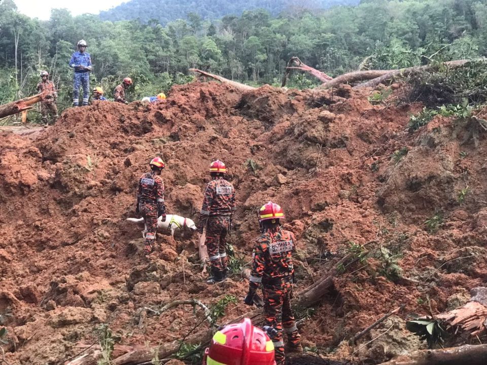 Deslizamiento de tierra en Malasia mata a 18 personas, entre ellas niños, mientras dormían