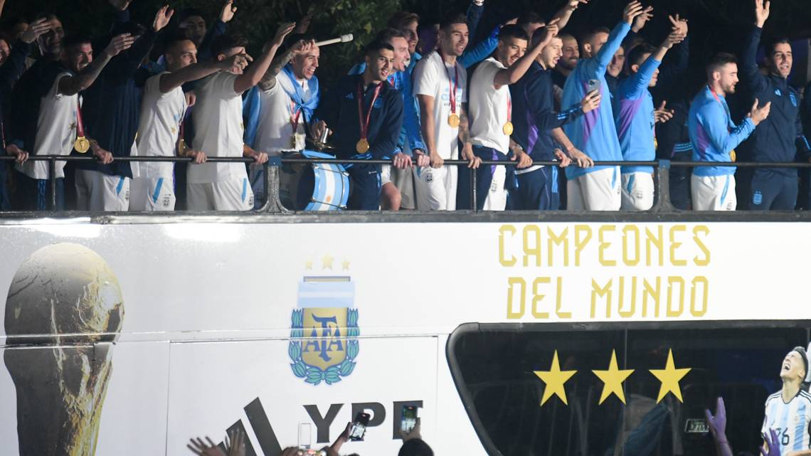 Selección argentina recibe multitudinaria bienvenida tras su victoria en el Mundial