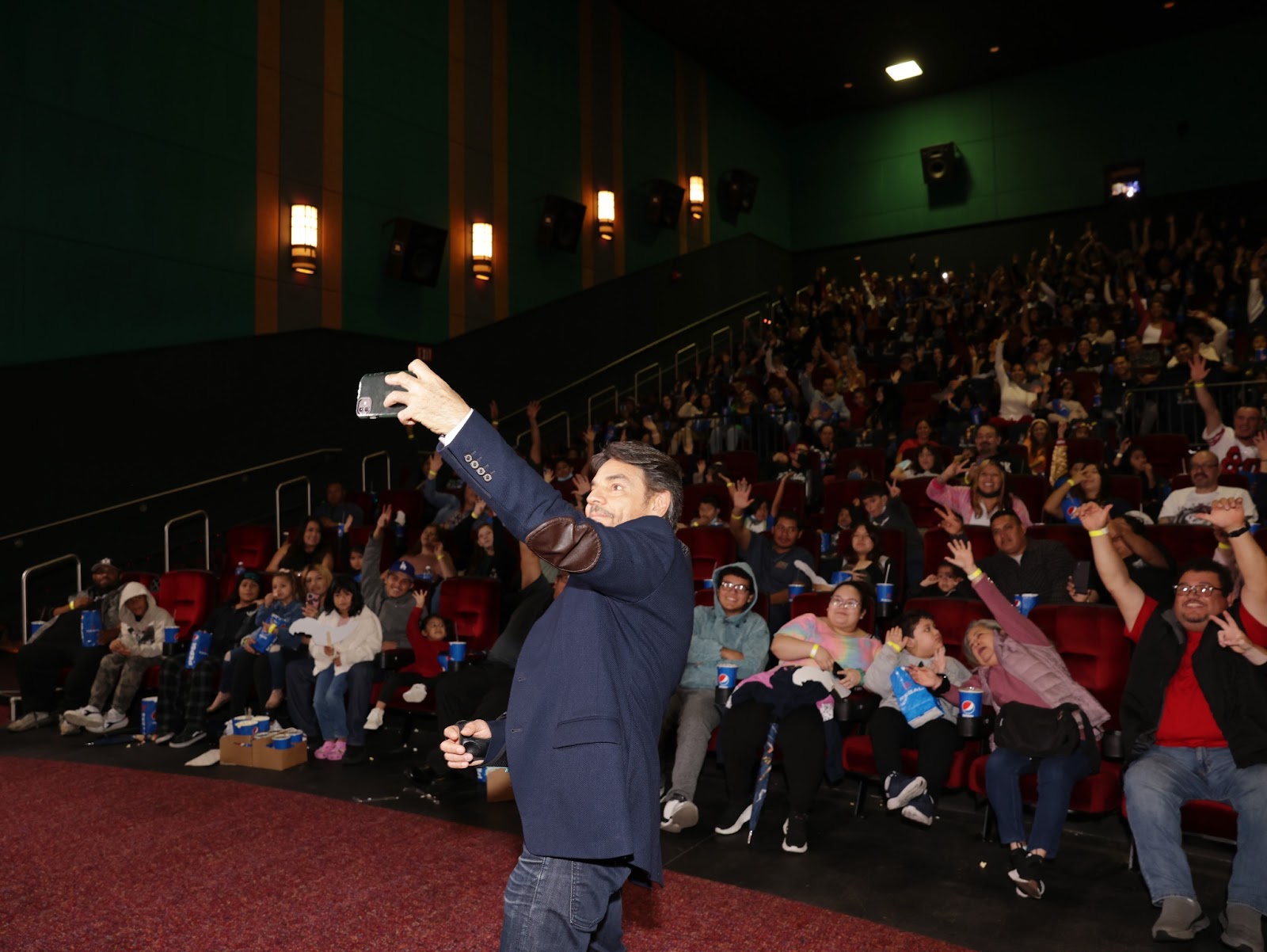 Eugenio Derbez sorprendió al público presentando la película de DreamWorks Animation PUSS IN BOOTS: THE LAST WISH en un Estreno Estelar