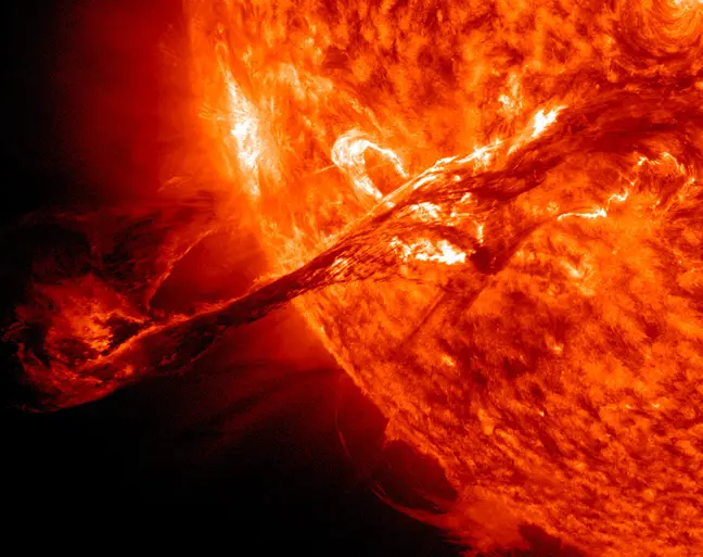 Onda de choque solar abre una grieta en el campo magnético de la Tierra