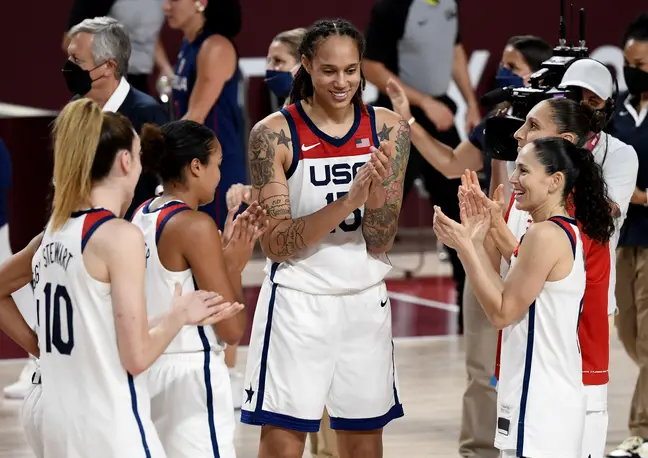 Estrella del baloncesto Brittney Griner ha sido liberada de la cárcel rusa