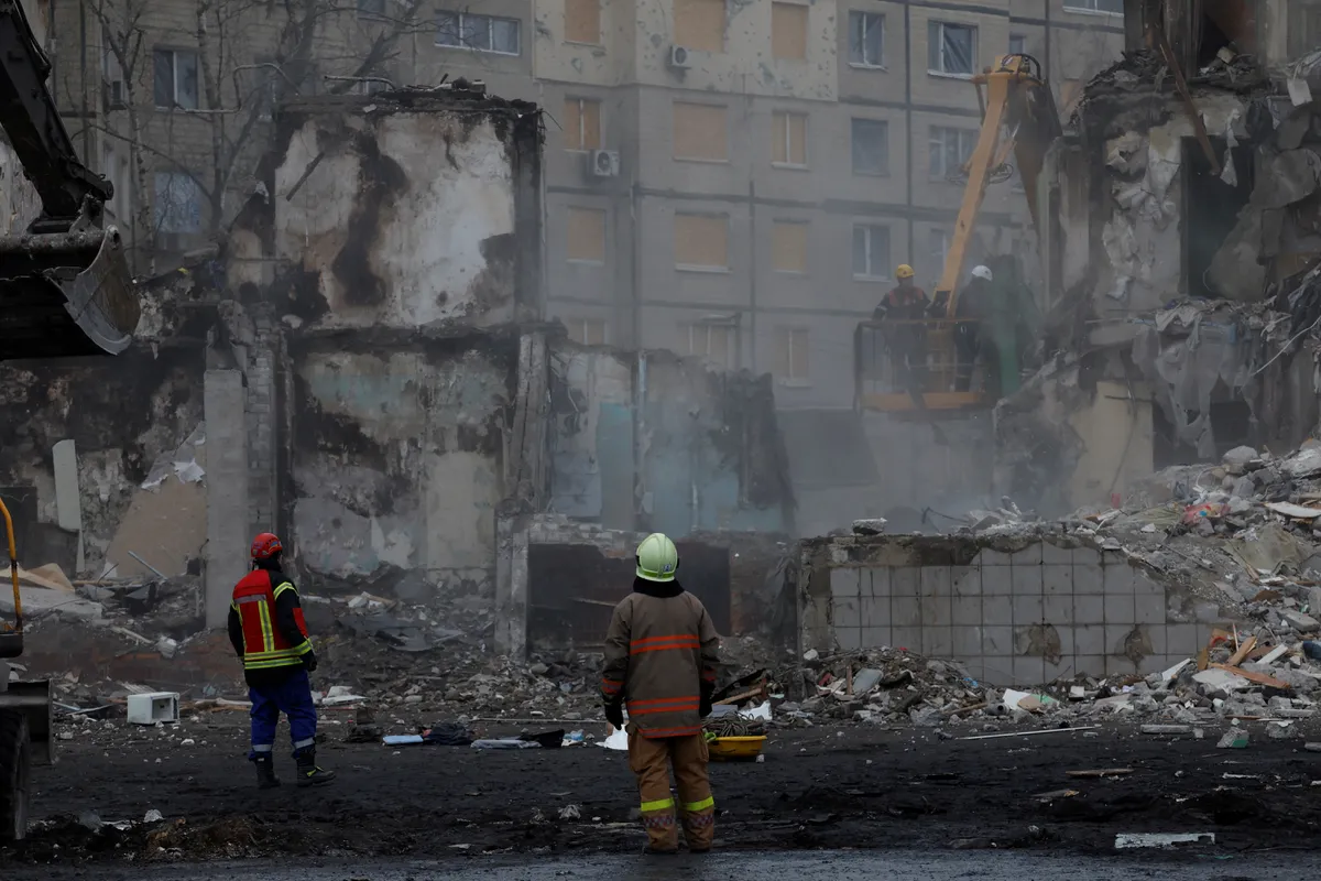 Aumentan a 40 los muertos por el ataque ruso a un edificio residencial en Dnipro, Ucrania