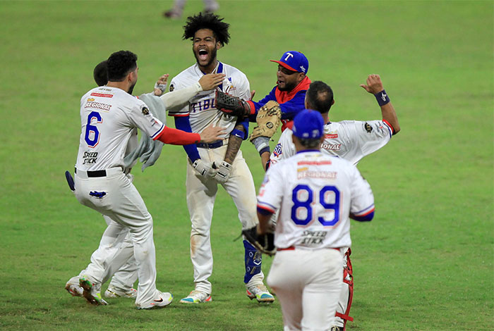 Tiburones blanquean a Águilas, 3-0, y barren en la serie de fin de semana, en Maracaibo