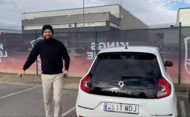 Gerard Piqué se burla de la canción viral de Shakira con un coche Twingo