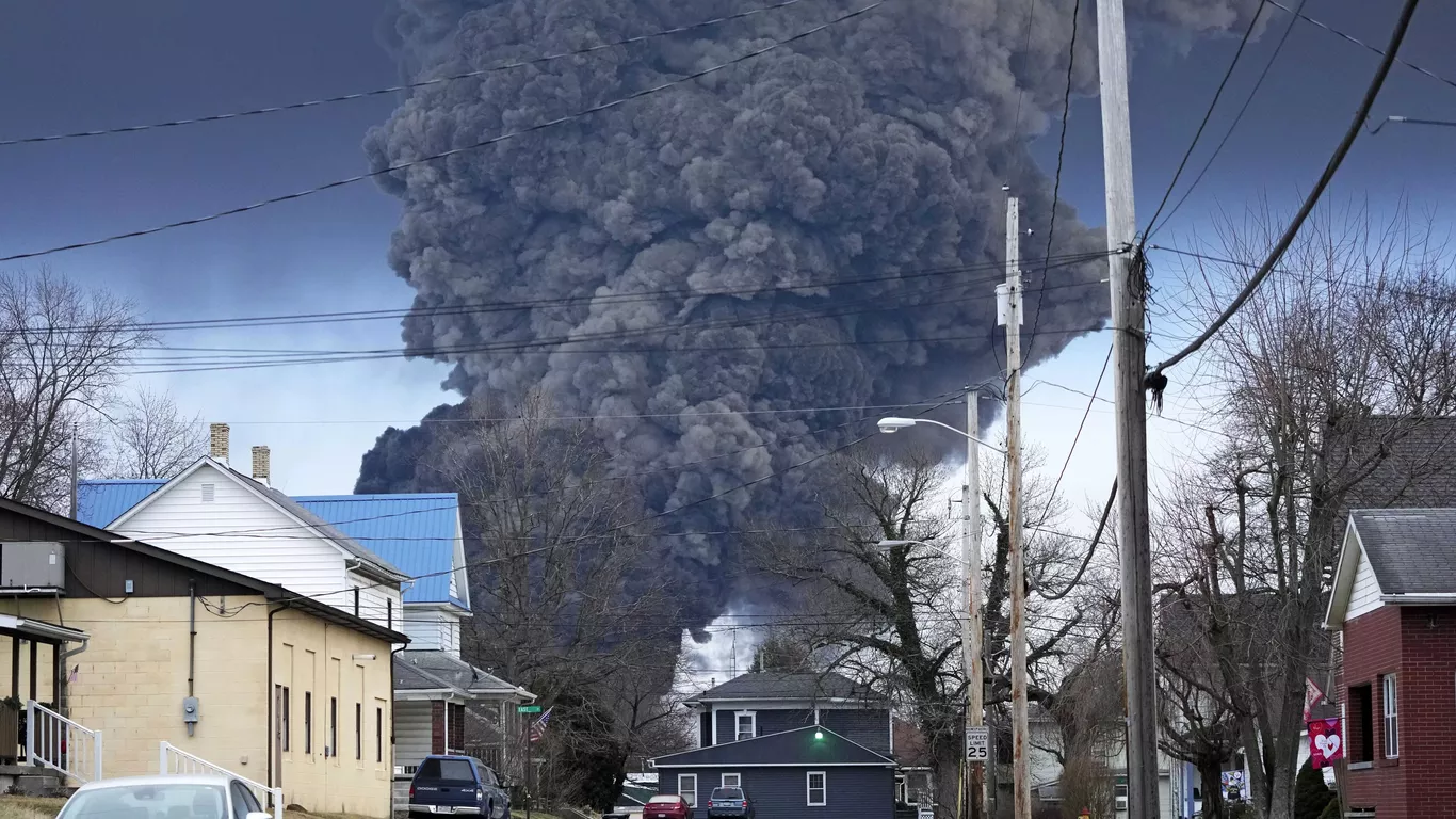 Lo que se sabe sobre el descarrilamiento del tren de Ohio con materiales químicos peligrosos