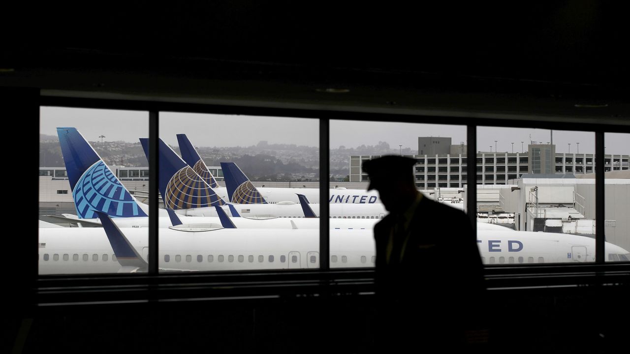 Un avión de United cayó en picada al océano poco después de despegar