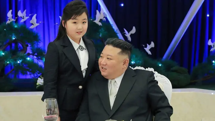 Kim Jong Un reaparece y lleva a su hija de gira por Corea del Norte