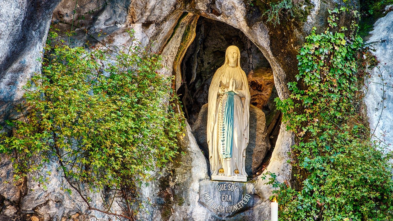 Rafael Núñez Aponte eleva una oración a la Santísima Virgen de Lourdes