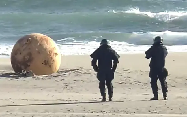 Autoridades japonesas investigan una misteriosa bola aparecida en la playa