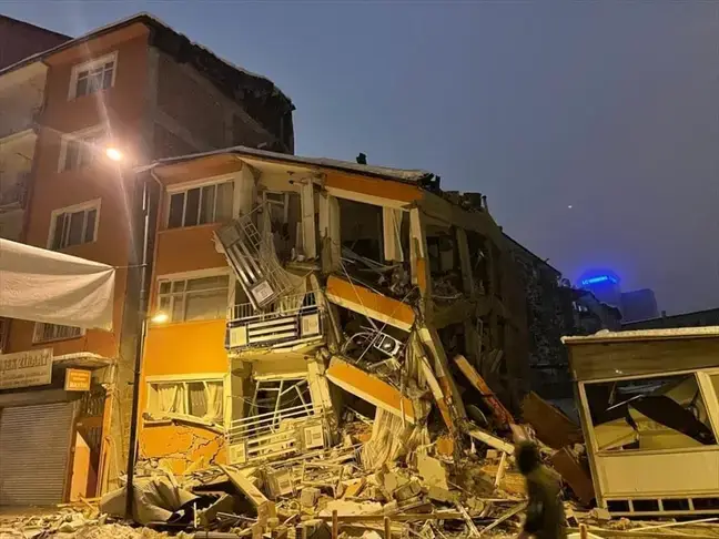 Turquía dicta 113 órdenes de detención por edificios caídos durante el terremoto