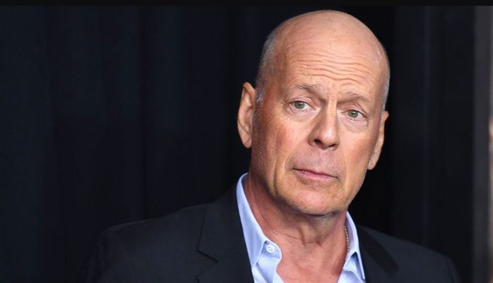 Esposa de Bruce Willis pide a periodistas y fotógrafos que no le griten