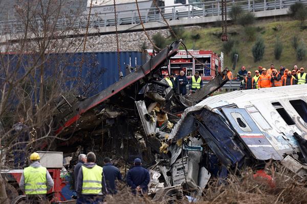 Más de 35 muertos y 85 heridos al colisionar dos trenes en Grecia