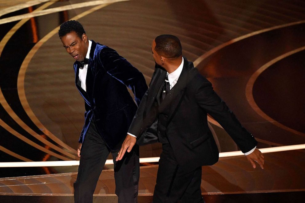 Chris Rock responde a la infame bofetada de Will Smith en los Oscar casi un año después