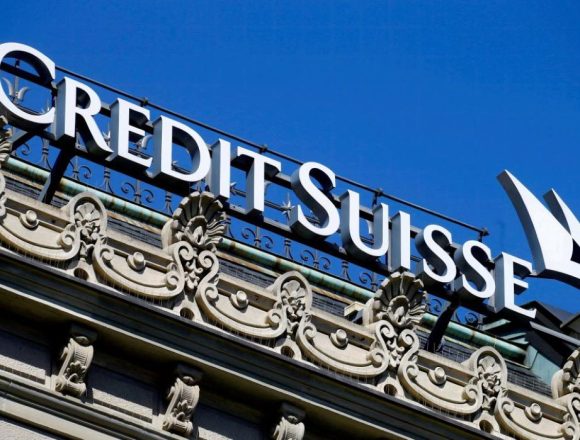 El mayor banco suizo UBS mantiene conversaciones para adquirir Credit Suisse