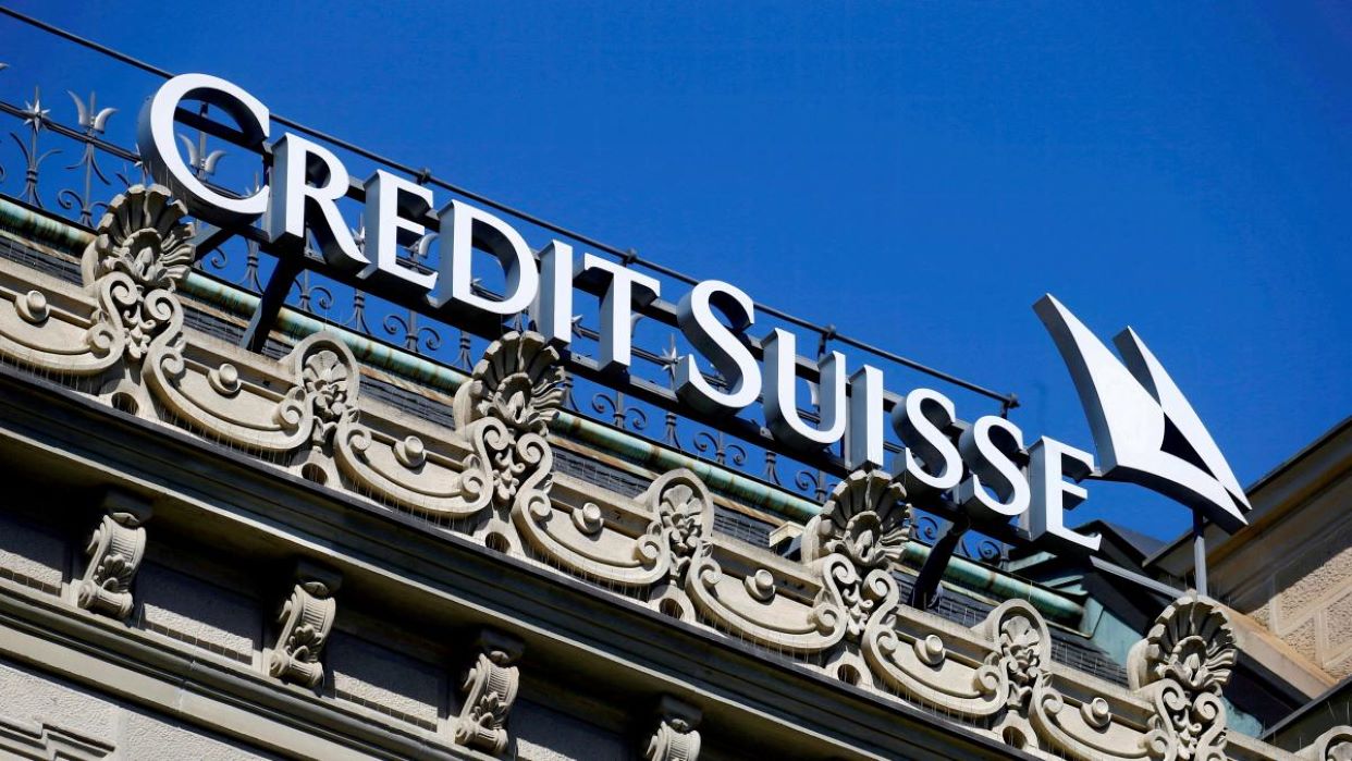 El mayor banco suizo UBS mantiene conversaciones para adquirir Credit Suisse