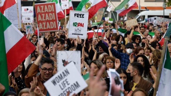 Irán amnistía a 22.000 personas detenidas por participar en las protestas