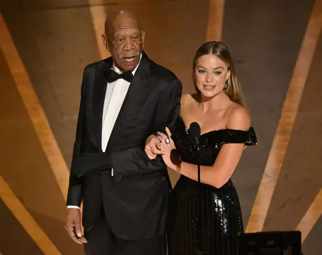 La desgarradora razón por la que Morgan Freeman llevaba un guante en la mano izquierda en los Oscar