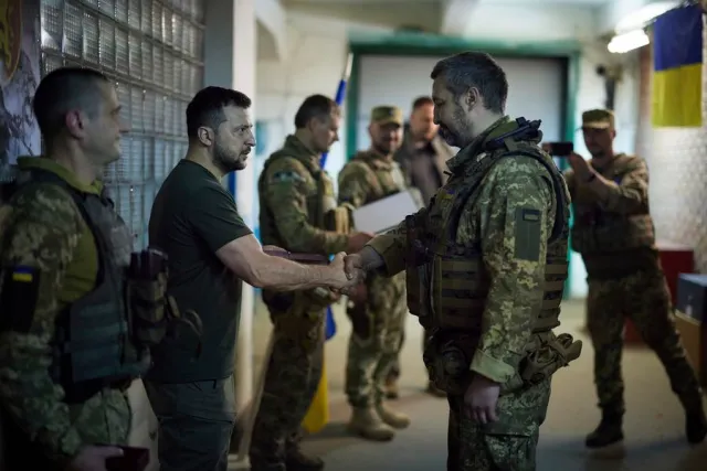 Zelenski visitó el frente de batalla en Avdiivka en medio de la invasión rusa