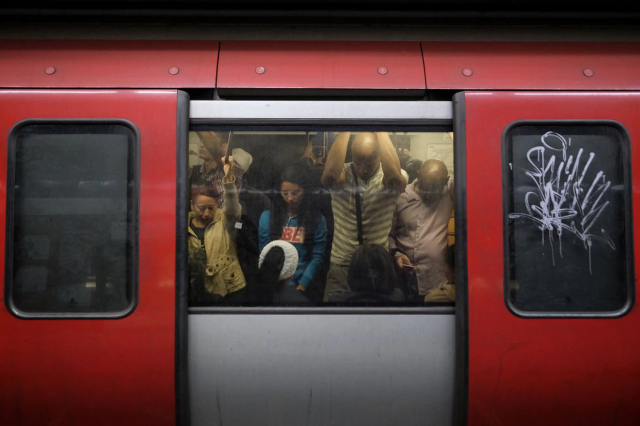 Insólito caso: le robaron más de mil dólares dentro de vagón del Metro de Caracas