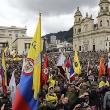 Miles de militares y policías retirados protestaron contra el gobierno de Gustavo Petro