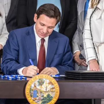 DeSantis firmó ley que dificulta el establecimiento de inmigrantes en Florida