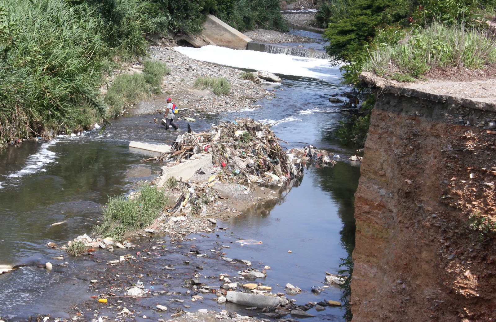 Al ser arrastrada por las aguas de una cañada en Maracaibo, fallece niña de 11 años de edad